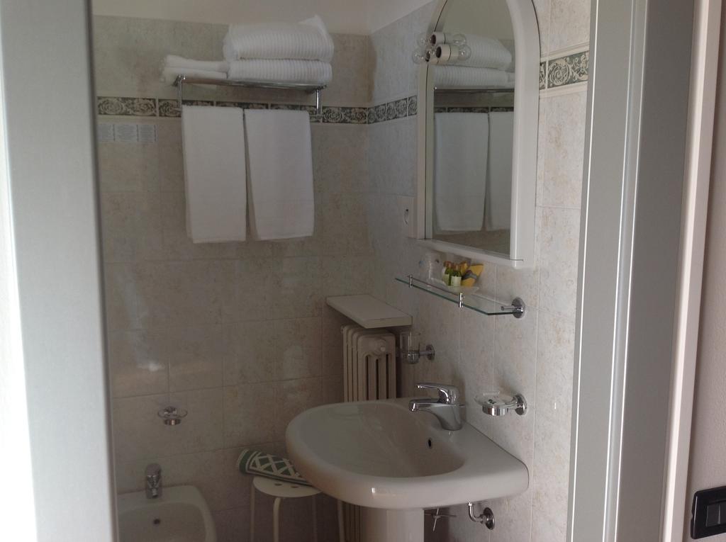 Comfort Double Room with Balcony and Partial Lake View